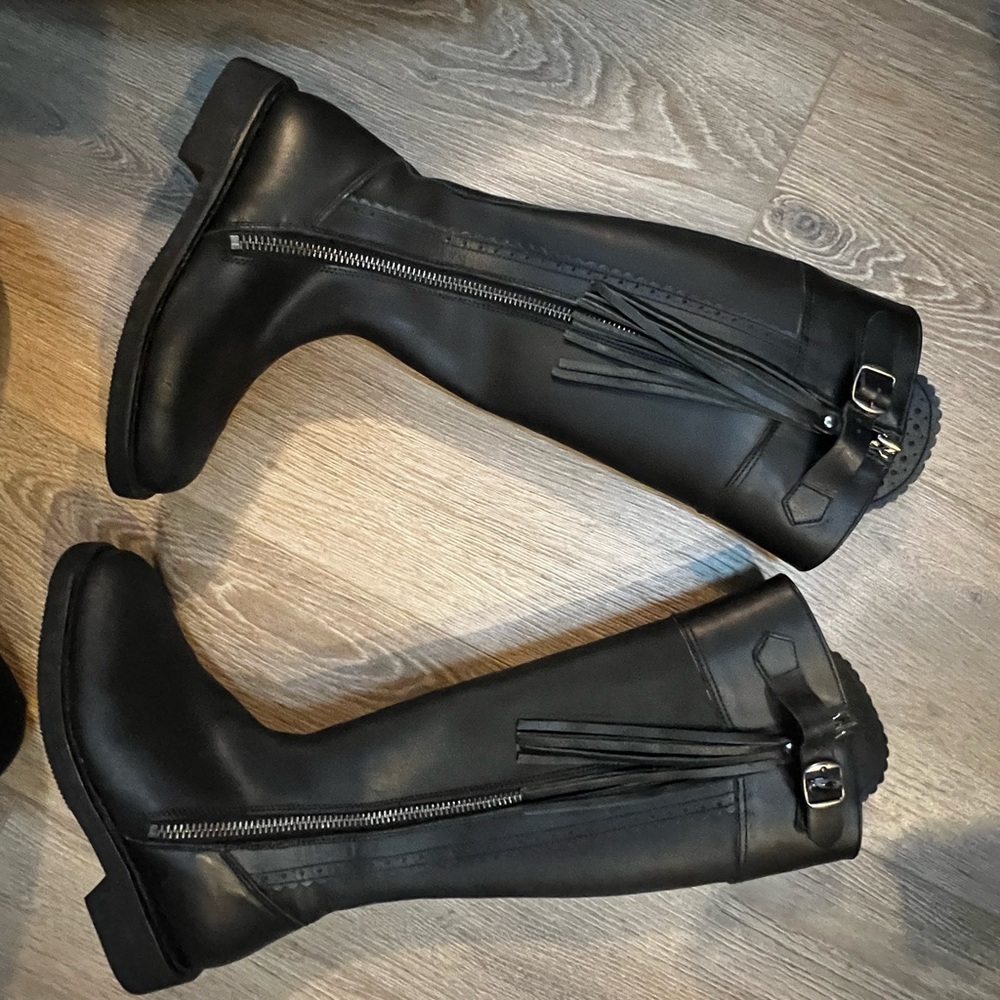 Sleek like new elestribo black tall boots